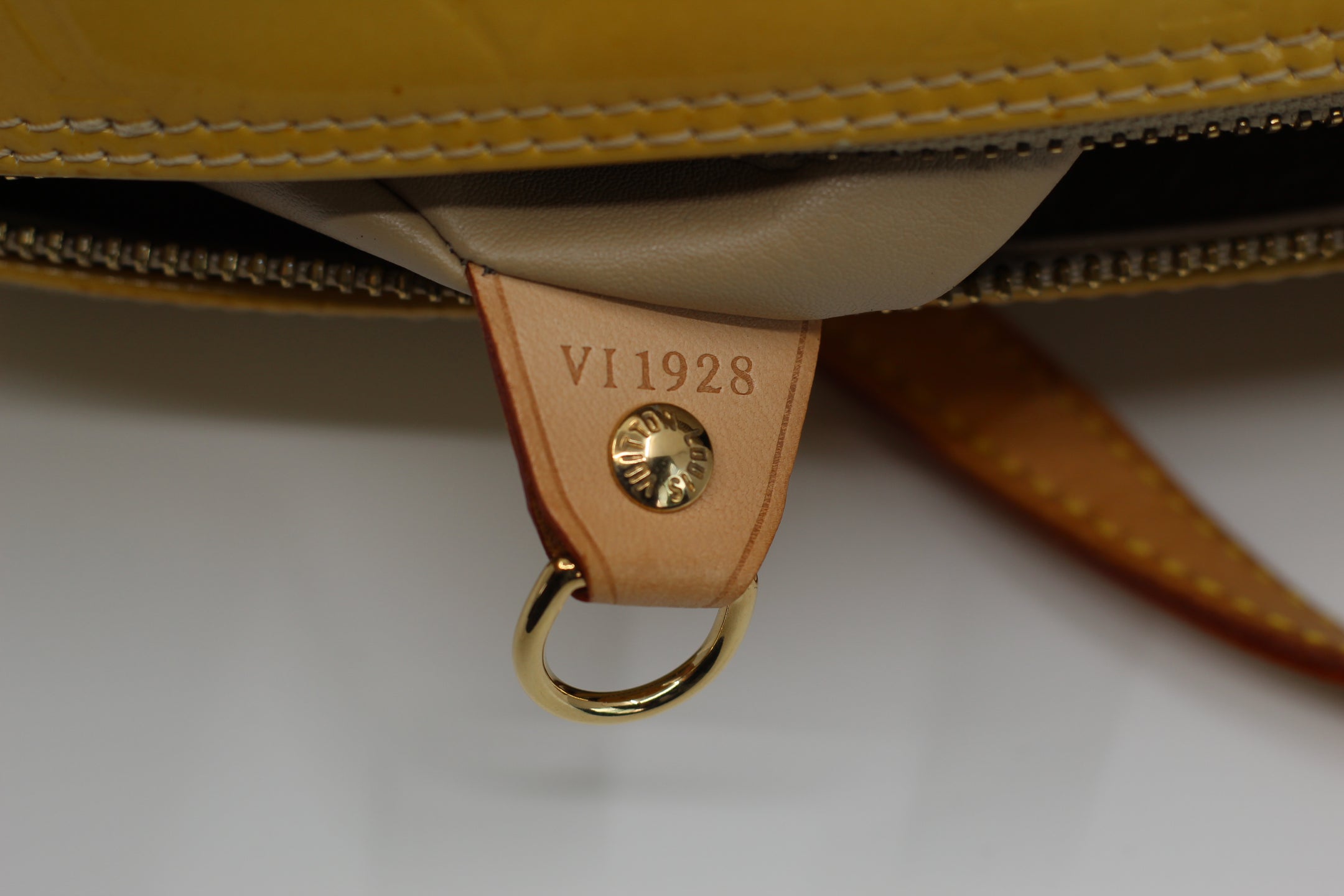 Louis Vuitton Yellow Monogram Vernis Papillon 30 Bedford Vintage Bag Leather  ref.656090 - Joli Closet